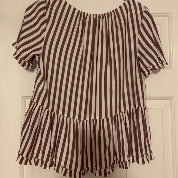 Cute simple top! Goes with everything - Picture 2 of 4